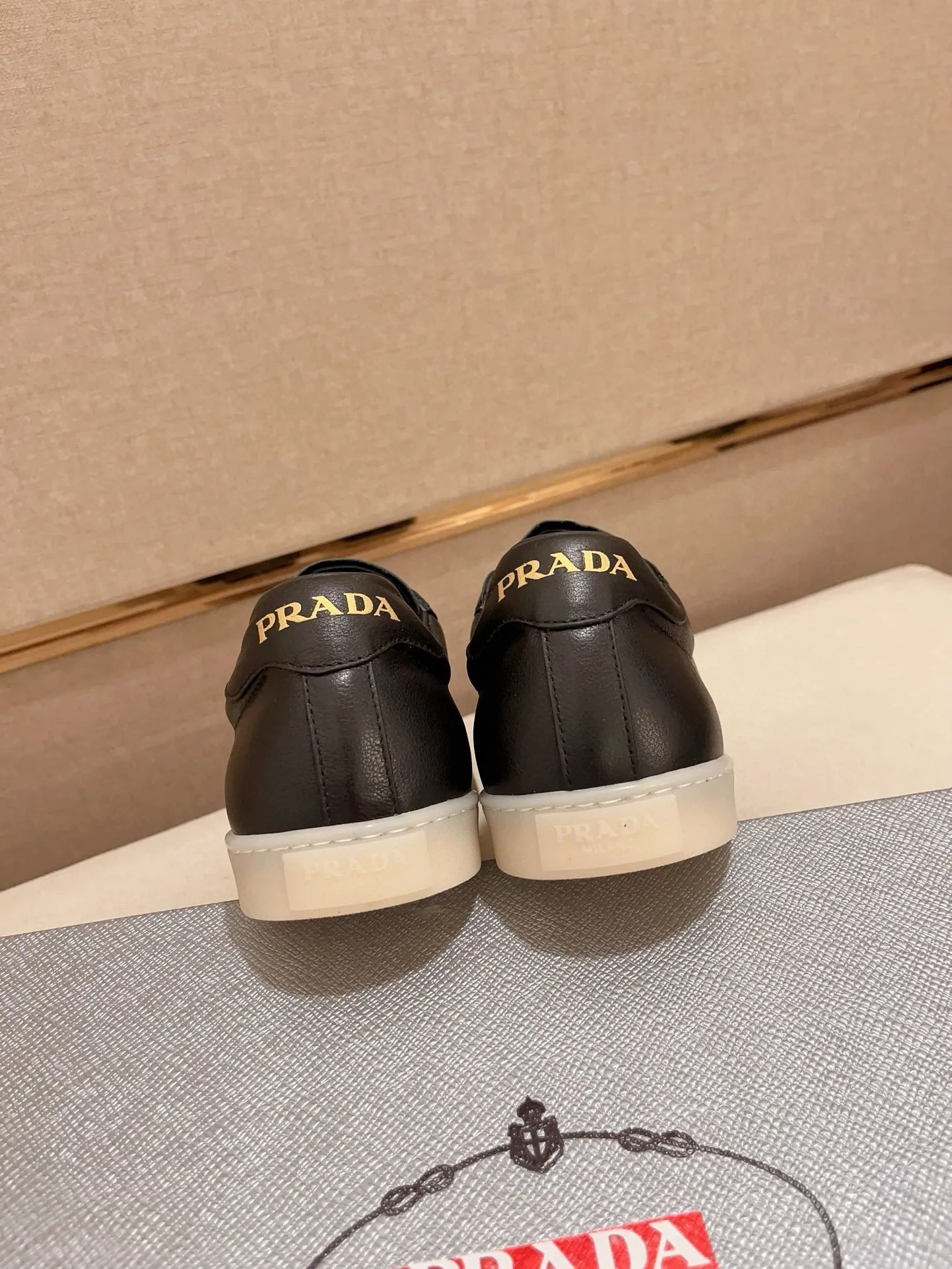 Men's shoes 💰 540💰 ✔️✔️✔️Higher version High-quality new PRADA (Prada) counters are launched at the same time. The new men's shoes and 😘 fabrics are made of high-tech glue-making technology. Lining: Full cowhide lining. 👍🏿 High-end ☄️ air-cushion molded anti-slip rubber outsole, exquisite lines, simple and elegant, comfortable and high-end for leisure travel. Code number: 38 to 44 (45 can be customized and cannot be returned or exchanged)